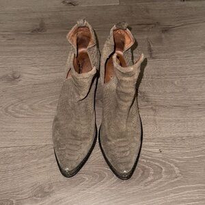 Jeffrey Campbell Side Slit Bootie 7.5
Can fit 8